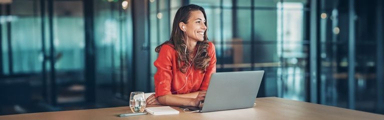 Frau arbeitet im Büro
