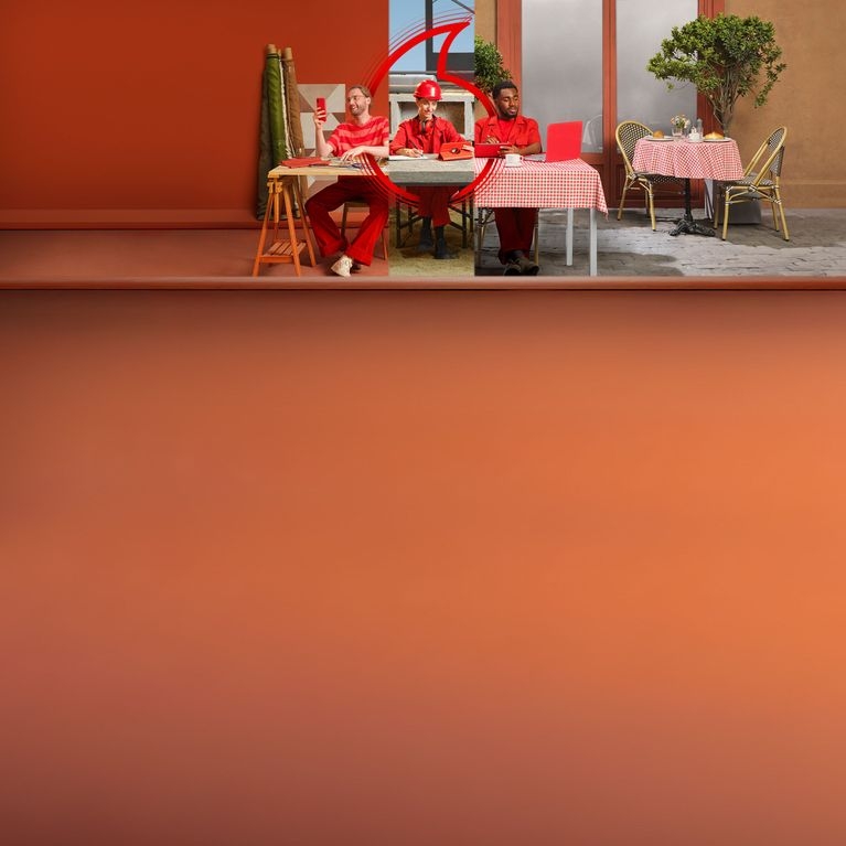 Drei Personen sitzen an einem Tisch