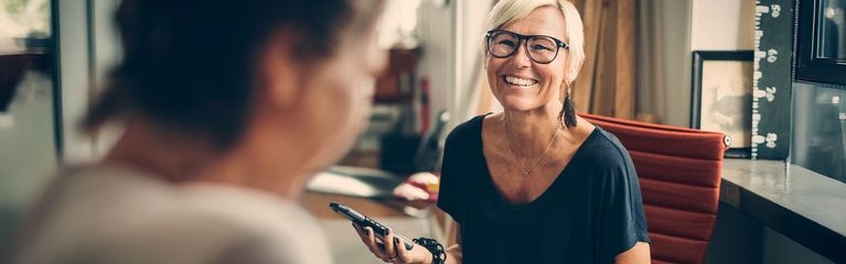 Frau mit Brille und Smartphone