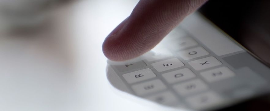 Finger auf digitaler Tastatur