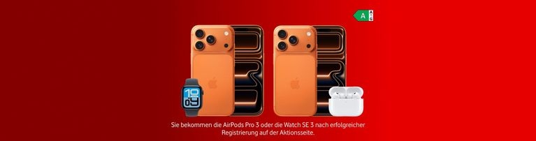 Zwei orangefarbene iPhones mit Apple Watch und AirPods Pro auf rotem Hintergrund - Aktion nach Registrierung.