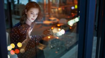 Frau chattet am Tablet mit WhatsApp