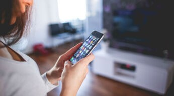 Frau hält ein iPhone 6s