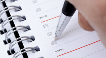 Wer seine Kontakte in WhatsApp & Co. abspeichert, braucht kein physisches Adressbuch mehr.