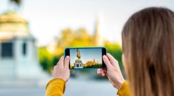 Junge Frau macht ein HDR-Foto mit dem Smartphone.