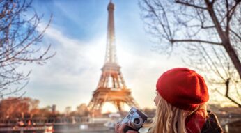 Frau macht Urlaub im französischen Paris.