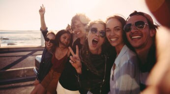 Junge Leute machen ein Selfie am Meer