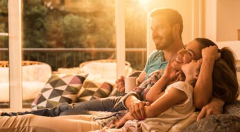 Glückliche Familie auf dem Sofa im smarten Zuhause