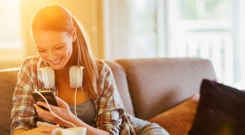 Frau schaut auf ihr Smartphone.
