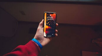 Mann hält iPhone X vor sein Gesicht, um via Face ID zu entsperren.