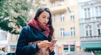 Eine Frau mit Smartphone in der Stadt