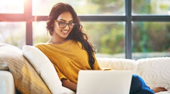 Junge Frau begrenzt das WLAN zeitlich über ihren Computer.