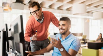 Zwei junge Männern staunen über Google und Dropbox