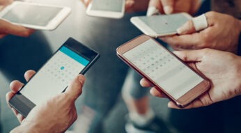 Mehrere Personen vergleichen ihren Google-Kalender