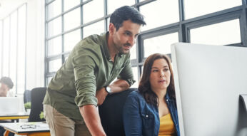 Kollegen arbeiten am Mac.