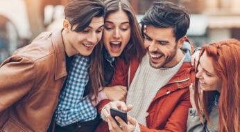 Junge Leute sind überrascht, wie realistisch der Google Assistant klingt.