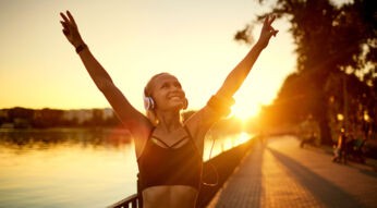 Junge Frau im Sonnenuntergang