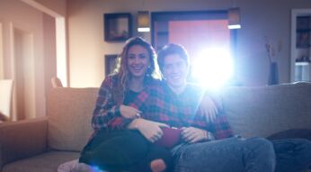 Ein junges Pärchen schaut einen Film über den Beamer