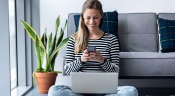 Frau ändert Gmail-Passwort am Handy.