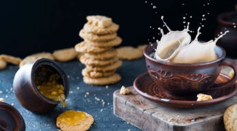 Das Chaos auf dem Frühstückstisch mit dem Smartphone in Superzeitlupe aufnehmen.