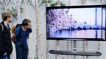 Zwei Besucher auf der IFA 2017