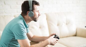 Ein junger Mann spielt PUBG