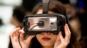 Mit der Gear VR in die virtuelle Realität wechseln.