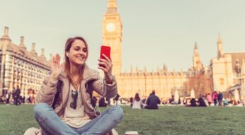 Eine junge Frau führt in London einen FaceTime-Anruf durch