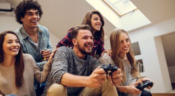 Freunde spielen gemeinsam Life is Strange 2.