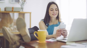 Junge Frau findet in Android P das Easter Egg.