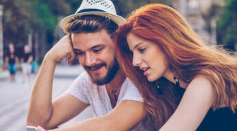 Junges Paar probiert die neuen Gesten von Android Pie aus.