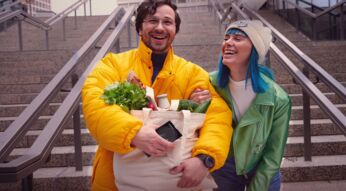 Junges Paar kauft mit Samsung Pay ein.