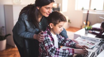 Junge Mutter kontrolliert mit Google Family Link die Web-Erfahrung ihres Kindes.