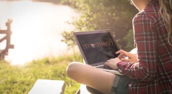 Mädchen spielt Life is Strange 2 am See