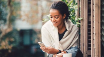 Junge Frau entdeckt am Smartphone die neue Google-Funktion