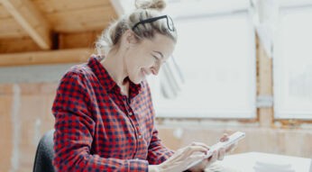 Junge Frau erstellt in Keynote auf dem Tablet eine neue Präsentation.