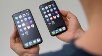 Das iPhone XS Max und iPhone XS in der Hand halten.