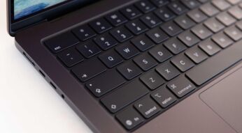 Blick auf die Tastatur des MacBook Pro mit M5-Prozessor.