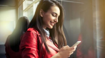 Junge Frau bearbeitet ein GIF auf dem Smartphone.