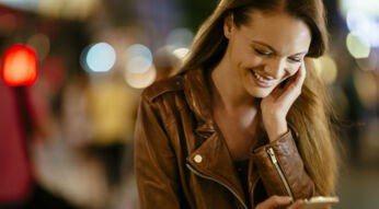 Junge Frau erstellt am iPhone X einen Screenshot.