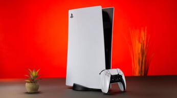 PlayStation 5 und Controller vor rotem Hintergrund