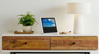 Der Amazon Echo Show der 1. Generation steht auf dem Schrank.