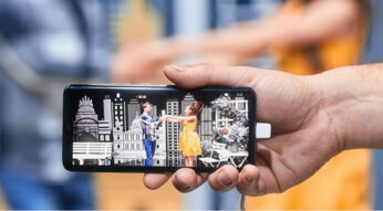 Das Huawei Mate 20 Pro in der Hand halten.