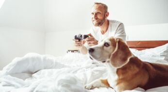 Mann mittleren Alters zockt eines der Spiele aus dem PlayStation Store