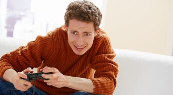 Junger Mann spielt auf seiner PS4 PUBG