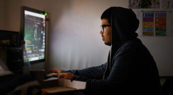 Junger Mann zockt ein PC-Spiel.