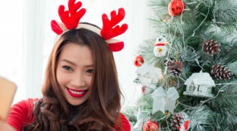 Junge Frau nimmt Video mit ihrem Memoji am Smartphone auf.