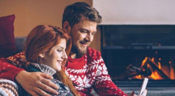 Paar richtet die Alexa-Stimmerkennung übers Smartphone ein.