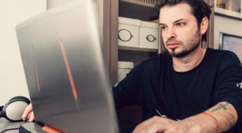 Mann zockt die Twitch-Prime-Spiele