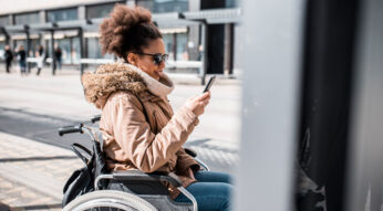 Frau sitzt in einem Rollstuhl